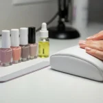 Manicure tytanowy - wady i zalety metody dip powder - hero image